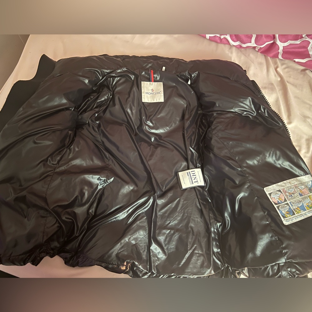 It comes with a HOOD AS WELL . USED BUT IN GOOD CONDITION!!!